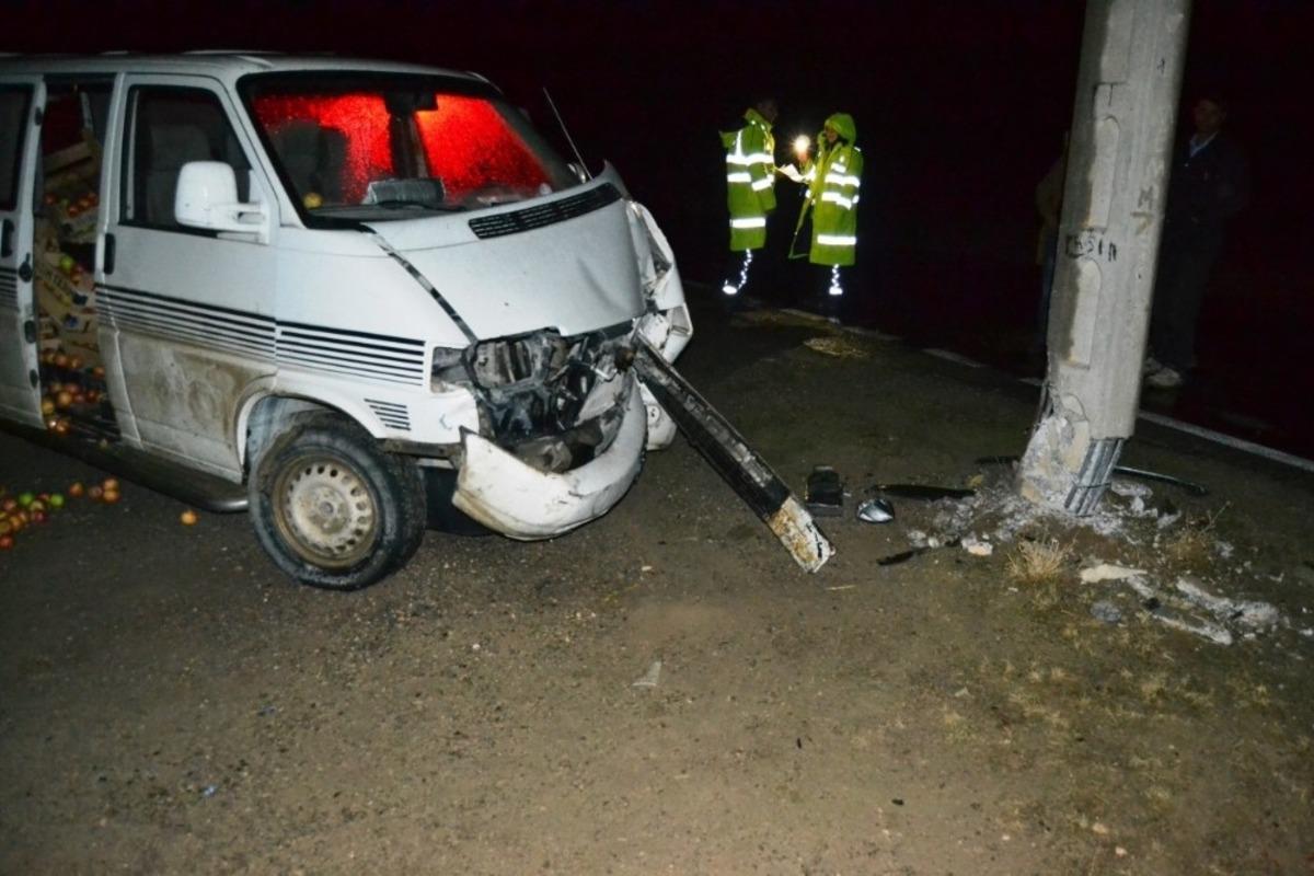 Minib&uuml;s elektik direğine &ccedil;arptı: 2 yaralı