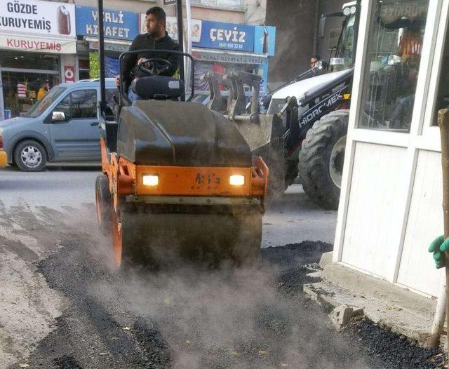 Hakkari’de yol yama çalışması