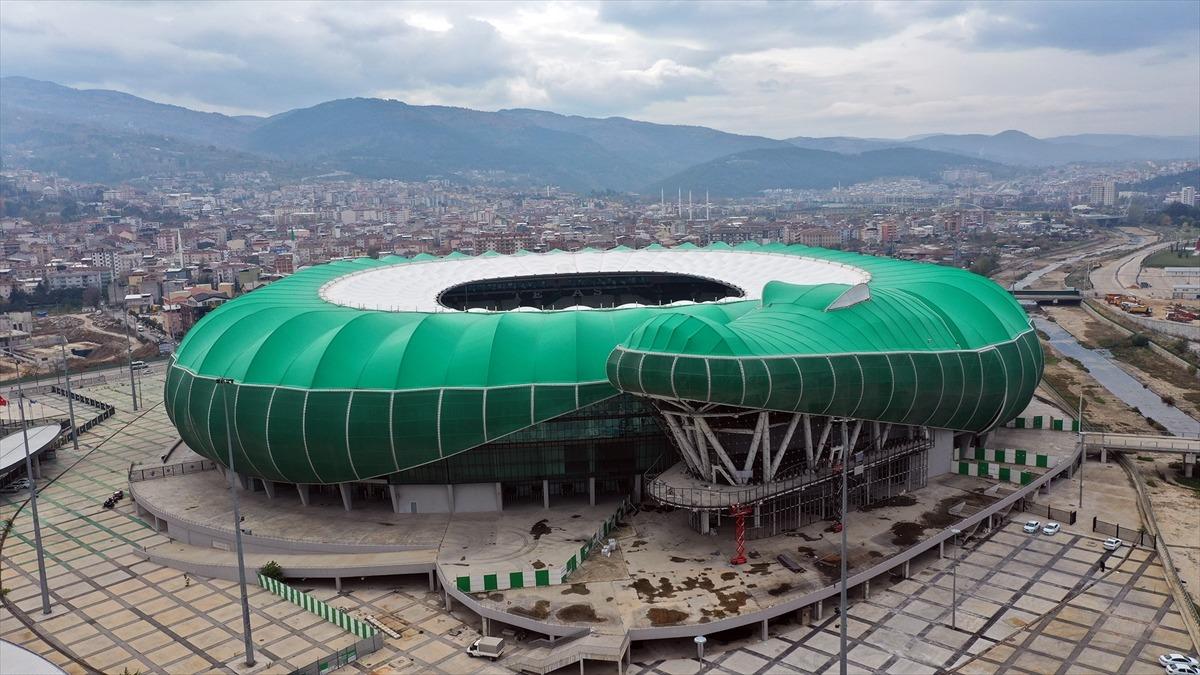 Bursaspor'un stadyumundaki "timsah başı" fig&uuml;r&uuml;n&uuml;n yapımına yeniden başlandı