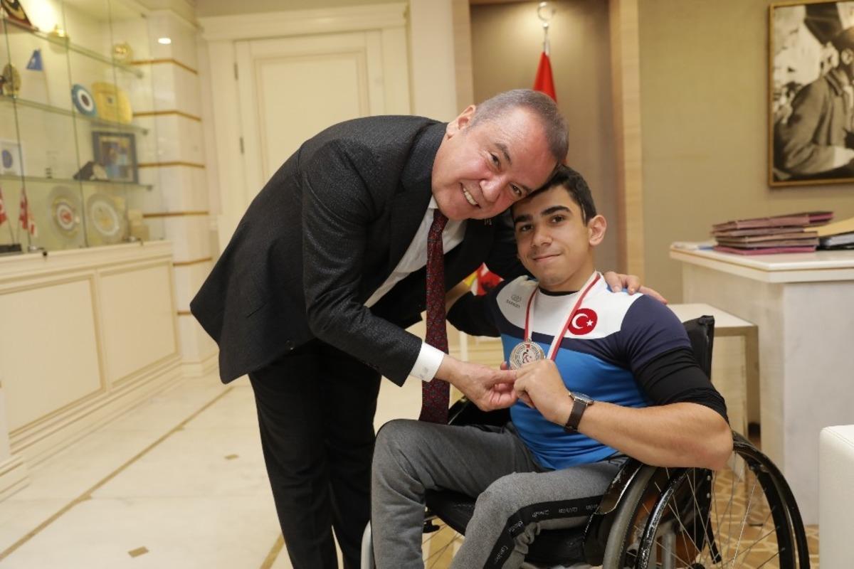 Şampiyon haltercilerden Başkan B&ouml;cek&rsquo;e ziyaret