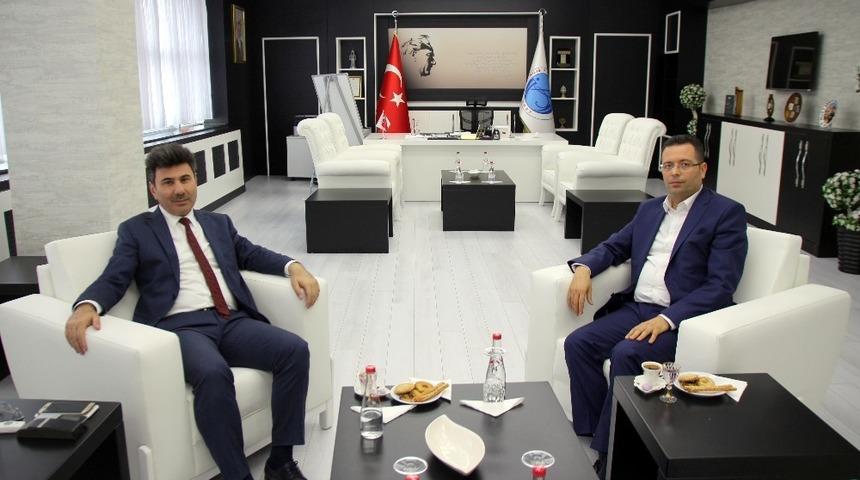 Rekt&ouml;r Karacoşkun İKA Genel Sekreteri Akyılmaz ile bir araya geldi