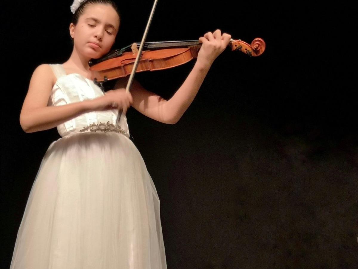 K&uuml;&ccedil;&uuml;k keman sanat&ccedil;ısı Elif, Başkent Orkestrası ile Ankara&rsquo;da