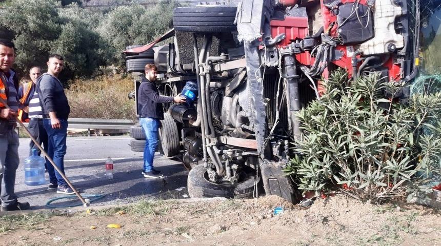 Karayolunda kamyon devrildi, yol saatlerce trafiğe kapalı kaldı
