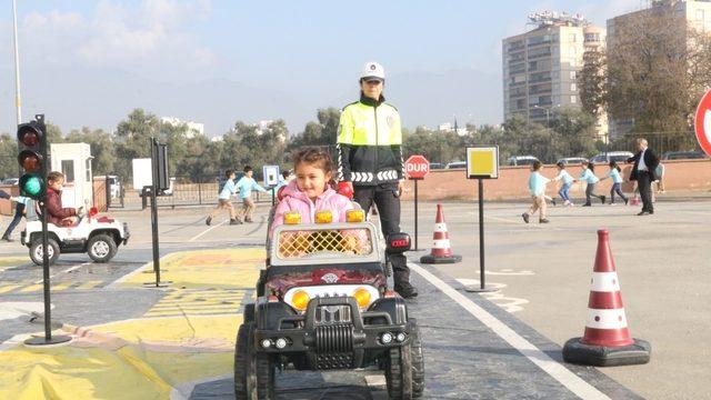 Öğrenciler akülü araba kullandı, trafik kurallarını öğrendi