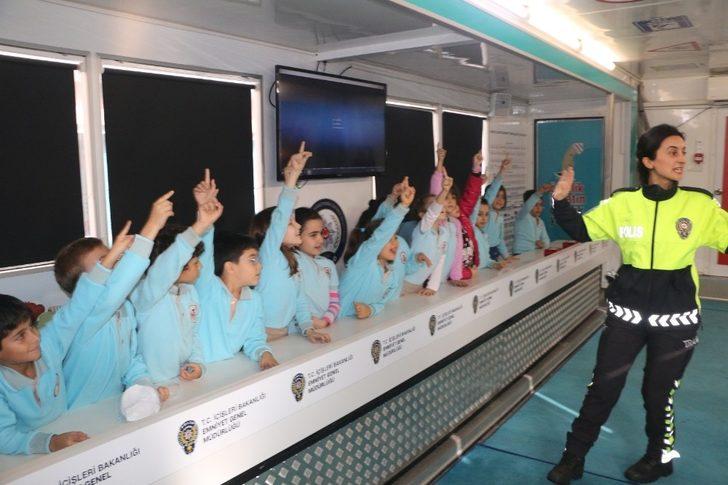 Öğrenciler akülü araba kullandı, trafik kurallarını öğrendi G2