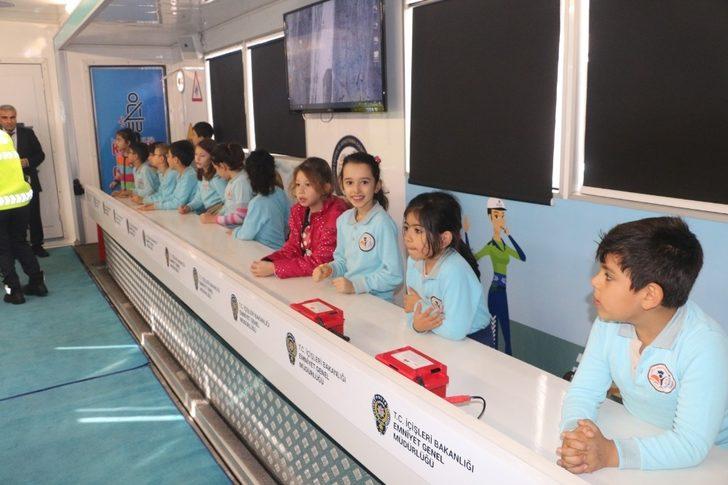 Öğrenciler akülü araba kullandı, trafik kurallarını öğrendi G4