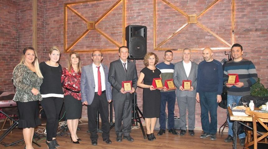 Isparta’da emektar öğretmenlere plaket