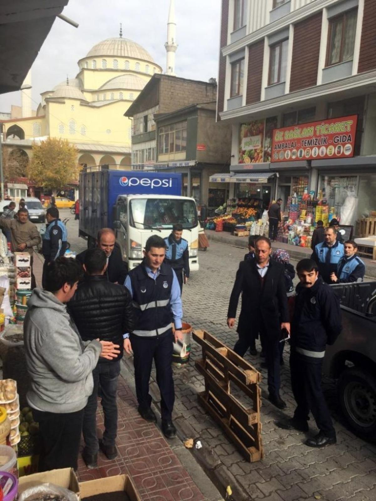 İpekyolu&rsquo;nda kaldırım ve yol işgali denetimi