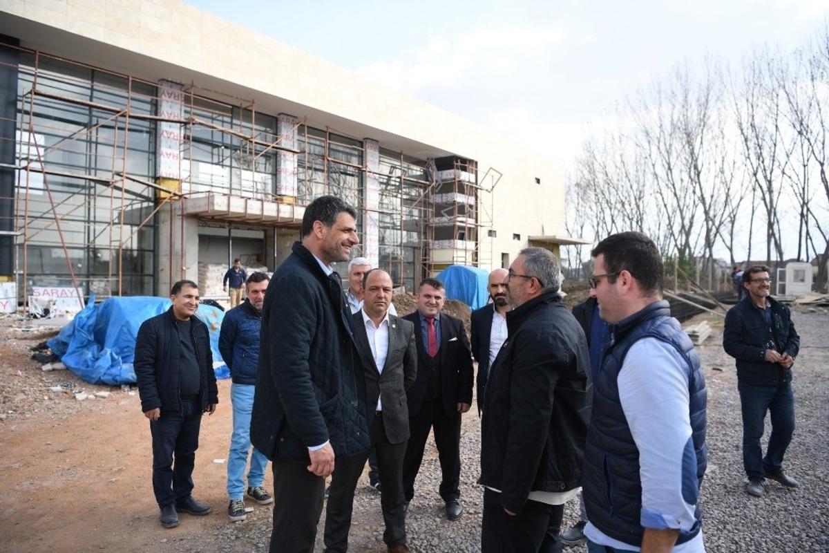 Başkan Kocaman y&uuml;zme havuzunu inceledi