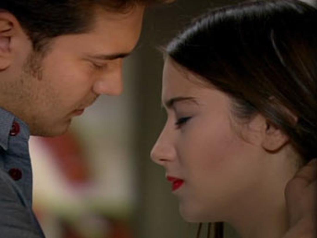 Feriha gecelikle Emir'in evinde