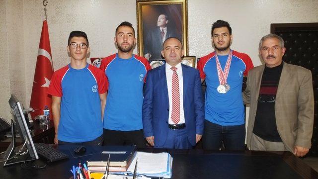 Burhaniye’de Şampiyon sporcudan Kaymakam ziyareti