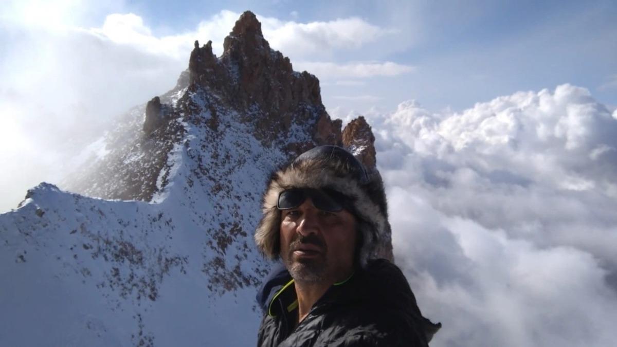 24 Kasım &Ouml;ğretmenler g&uuml;n&uuml;n&uuml; Erciyes  Dağı&rsquo;nın zirvesinde tek başına kutladı