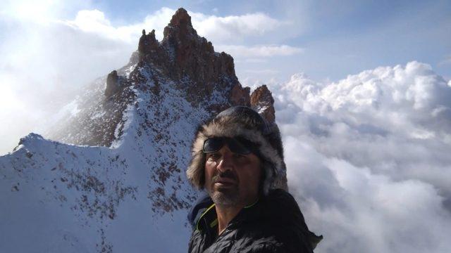 24 Kasım Öğretmenler gününü Erciyes  Dağı’nın zirvesinde tek başına kutladı