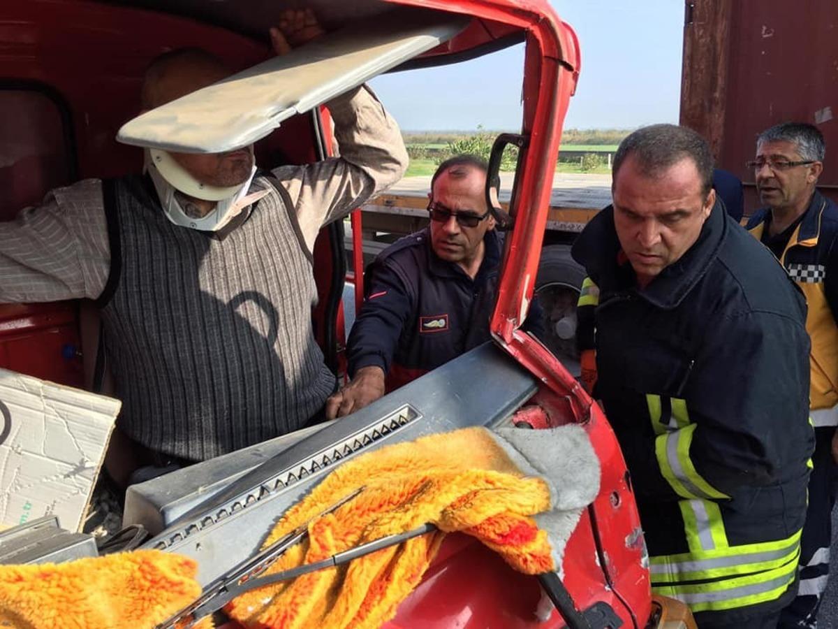 Tıra &ccedil;arpan kamyonette sıkışan s&uuml;r&uuml;c&uuml;y&uuml; itfaiye kurtardı