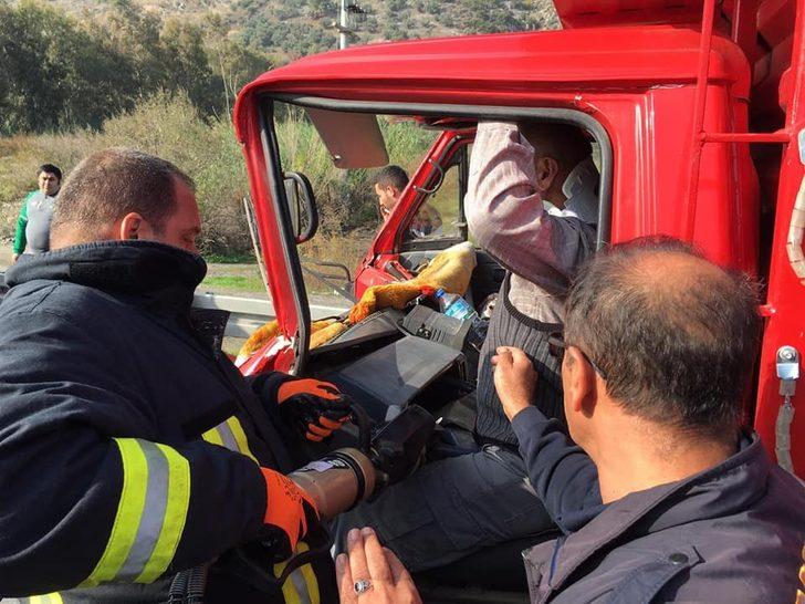Tıra çarpan kamyonette sıkışan sürücüyü itfaiye kurtardı G2