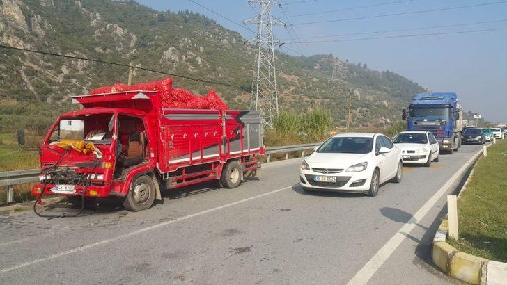 Tıra çarpan kamyonette sıkışan sürücüyü itfaiye kurtardı G3