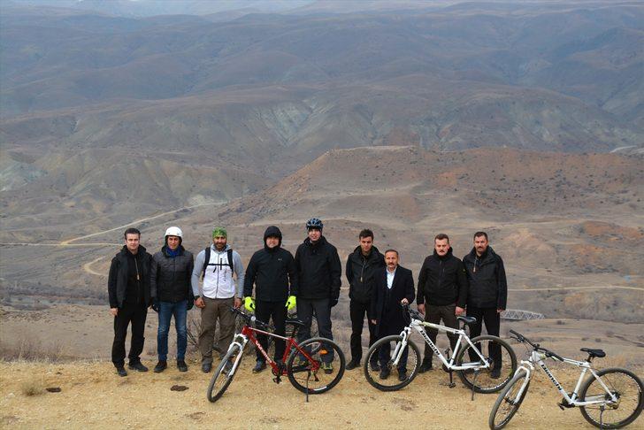 DÜZELTME - "Erzurum Valisi Okay Memiş'ten Arif Sağ'ın doğduğu mahalleye ziyaret" başlıklı haberimizin son paragrafında, Aşkale Belediye Başkanının adı, sehven "Enver Başaran" olarak yer almıştır. Haberimizi düzelterek yeniden yayımlıyoruz.
Saygılarımızla. G2