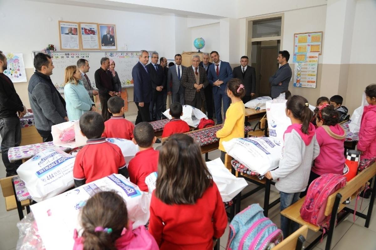 Belediyeden &ouml;ğrencilere giyecek yardımı