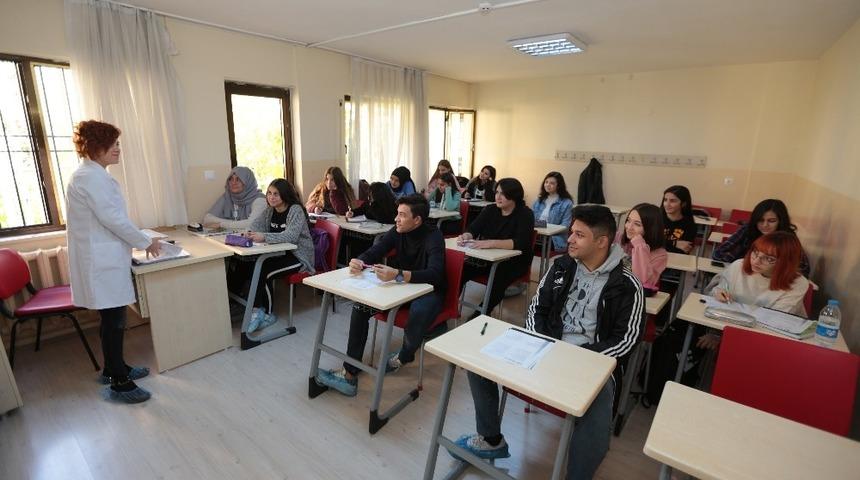 Gençler belediye imkanlarıyla üniversiteye hazırlanıyor