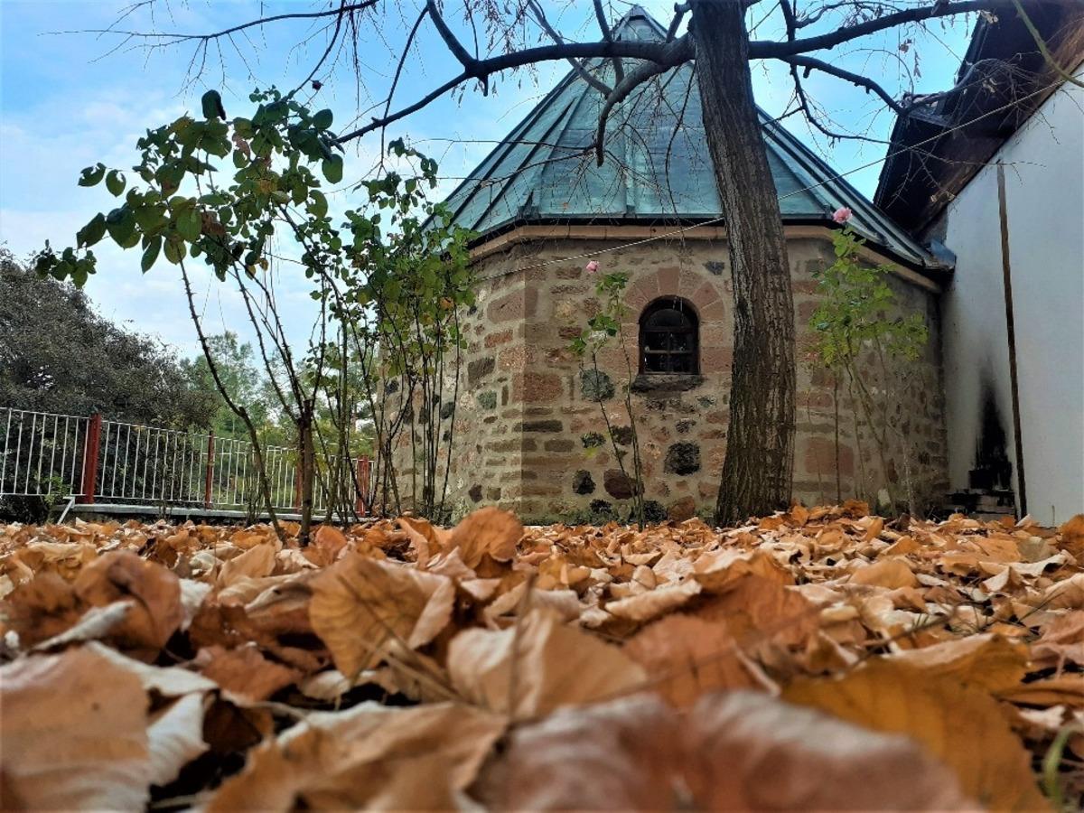 Koyun Baba T&uuml;rbesi&rsquo;nde sonbahar manzaraları