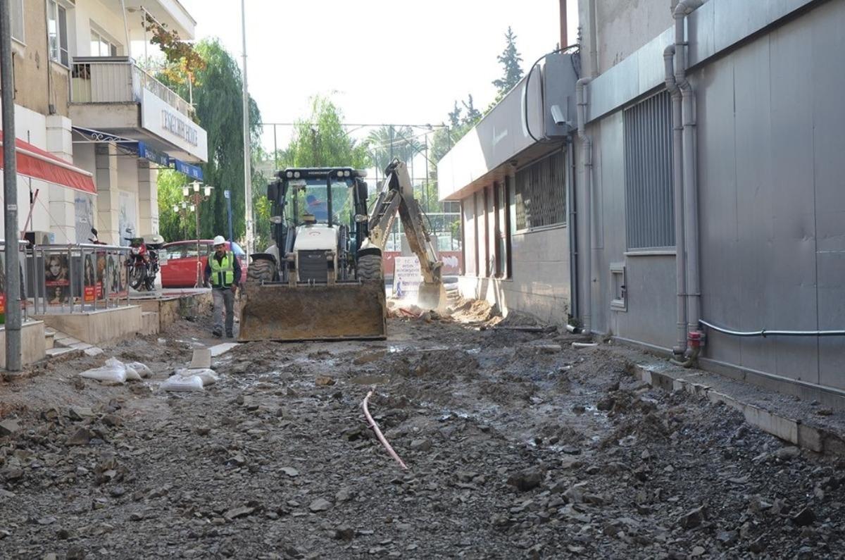 Kuşadası&rsquo;ndaki değişim 24 saat mesaiyle devam ediyor