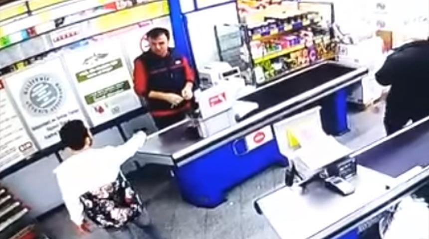 &Ccedil;anakkale'de marketten silahlı soygun g&uuml;venlik kamerasında