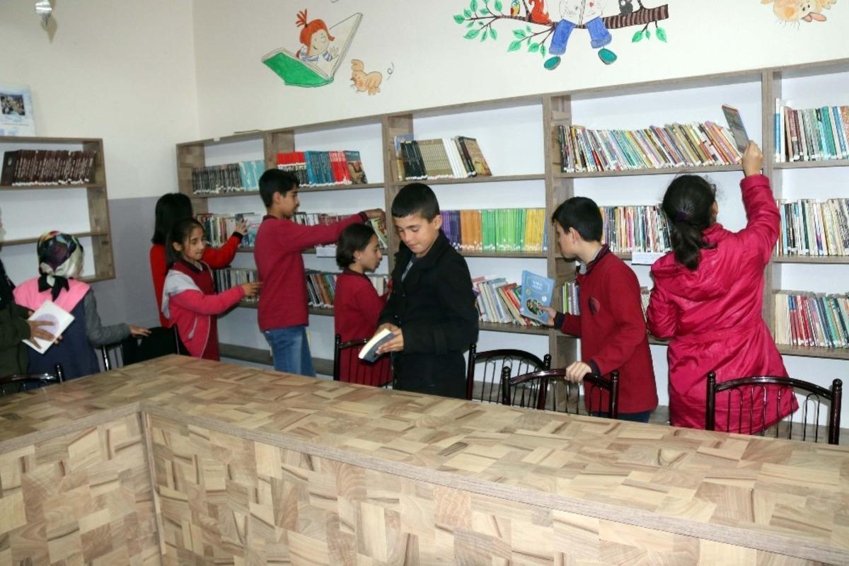 60 yıllık okul k&uuml;t&uuml;phaneye kavuştu