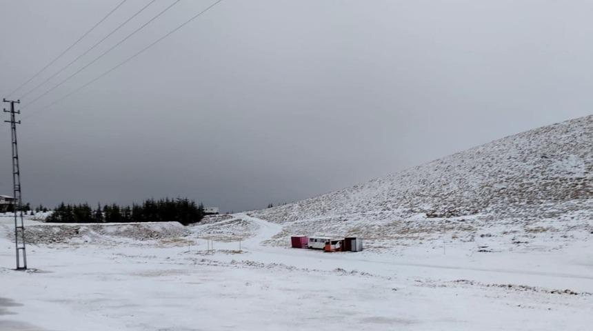 Yedikuyular Kayak Merkezi&rsquo;ne mevsimin ilk karı yağdı