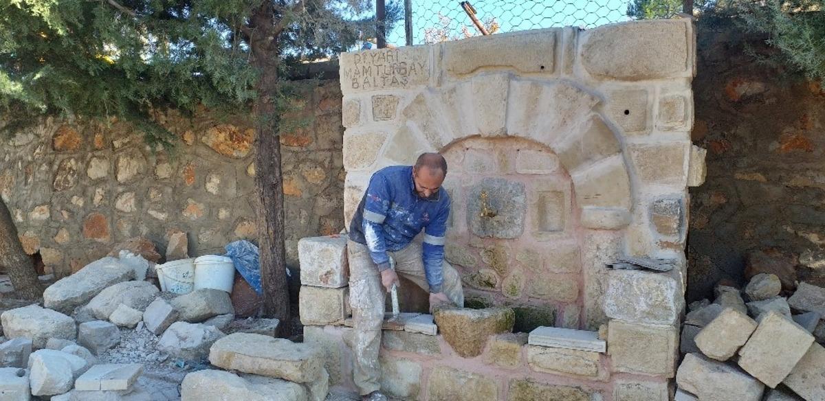 Taşları işleyen muhtar mahalleye &ccedil;eşme yaptı