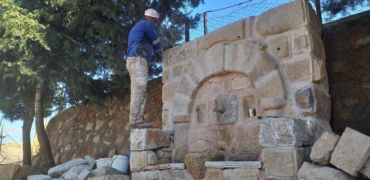 Taşları işleyen muhtar mahalleye çeşme yaptı G2