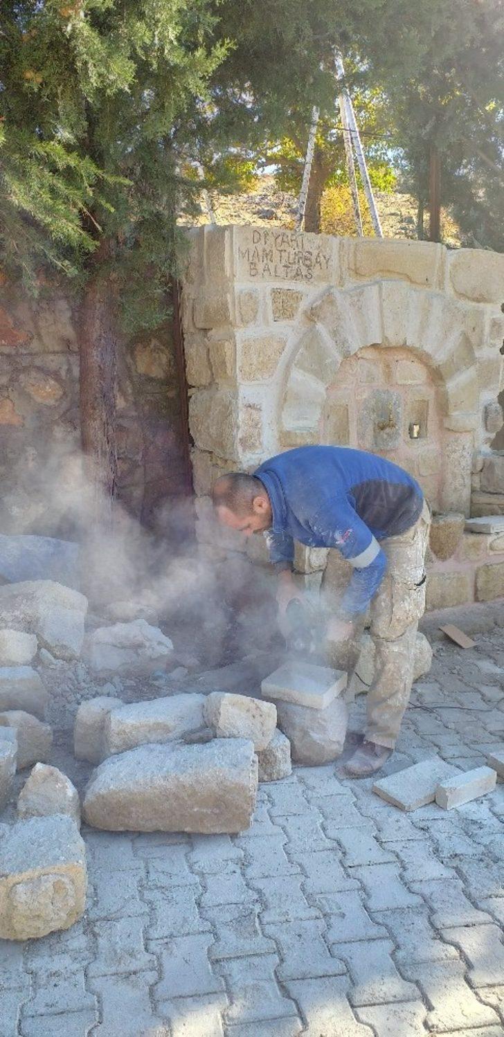 Taşları işleyen muhtar mahalleye çeşme yaptı G3