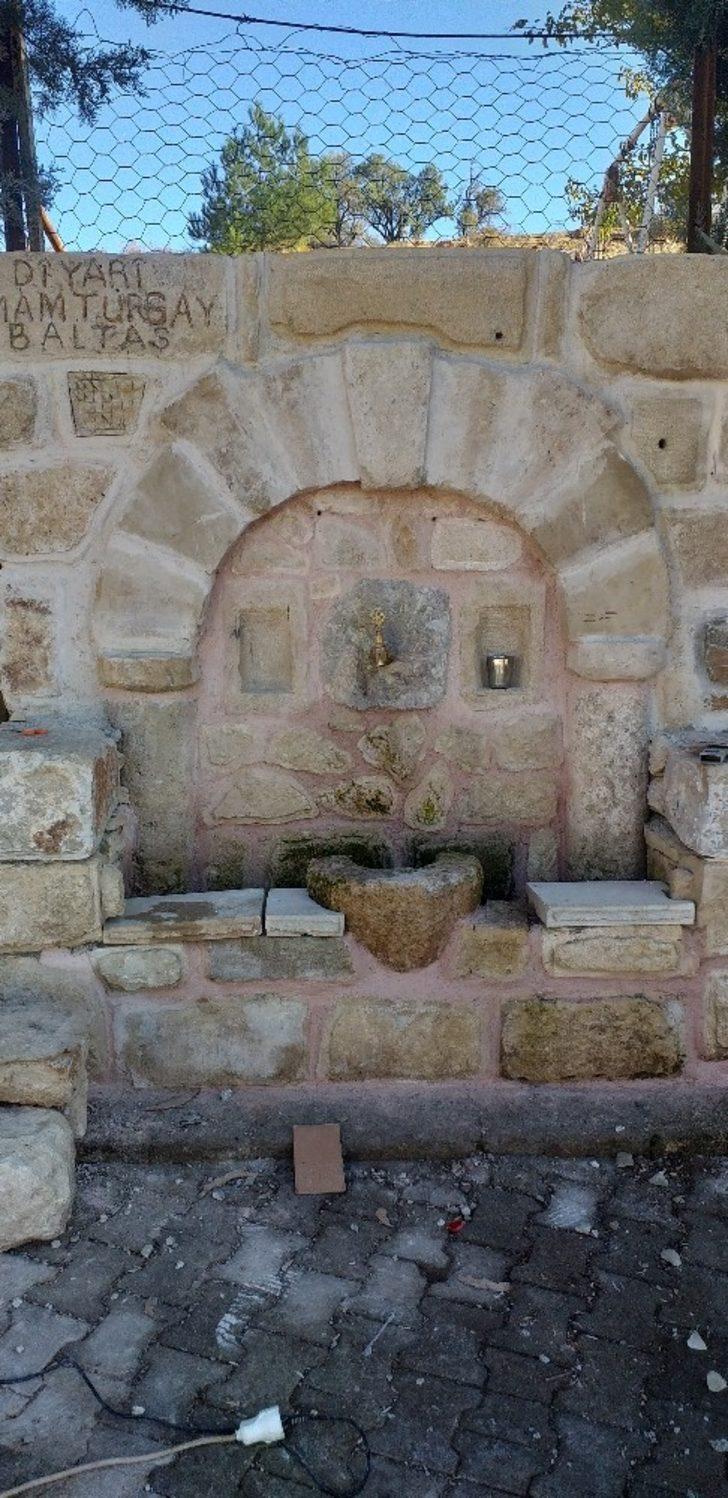 Taşları işleyen muhtar mahalleye çeşme yaptı G4