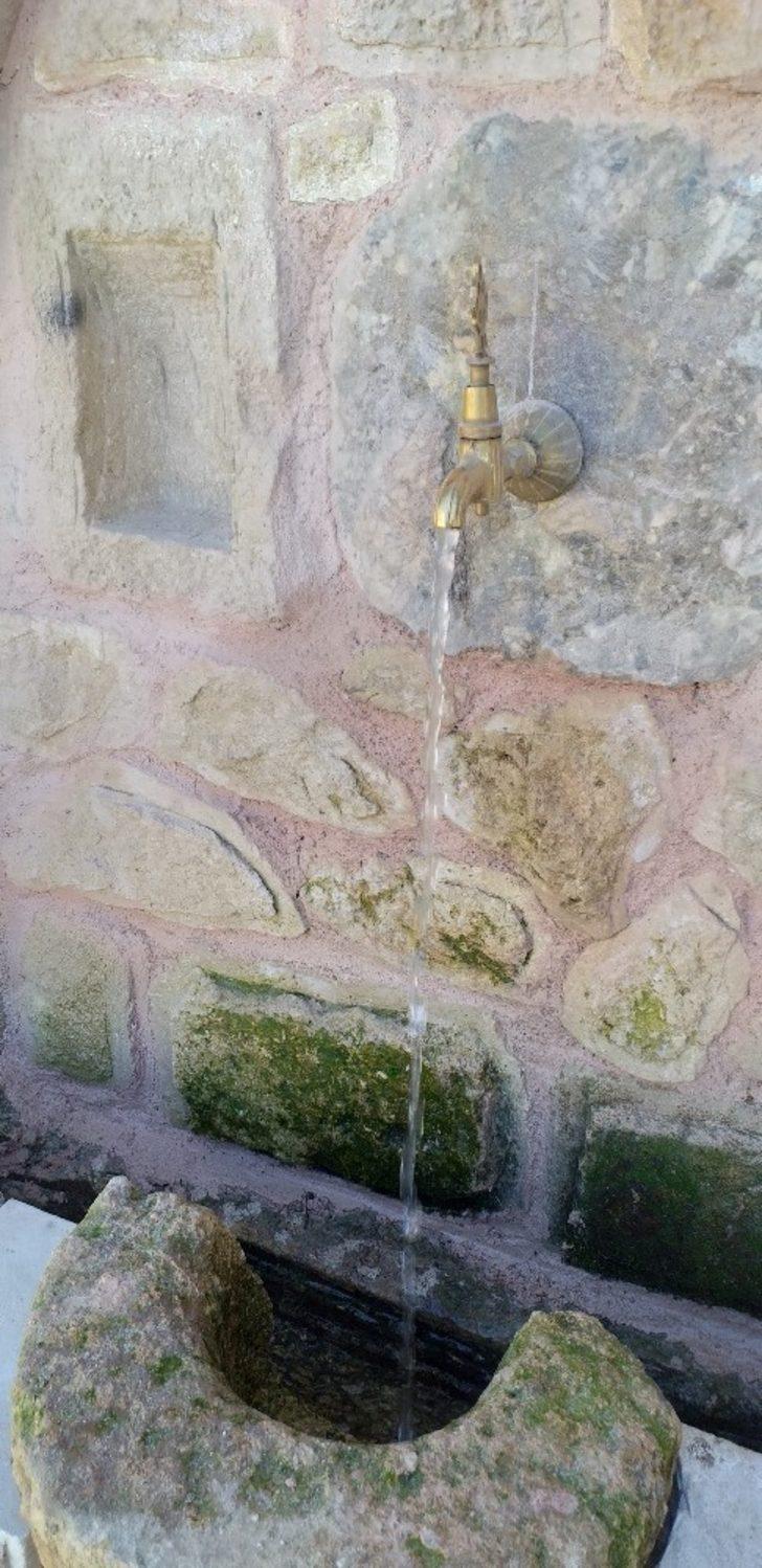 Taşları işleyen muhtar mahalleye çeşme yaptı G5