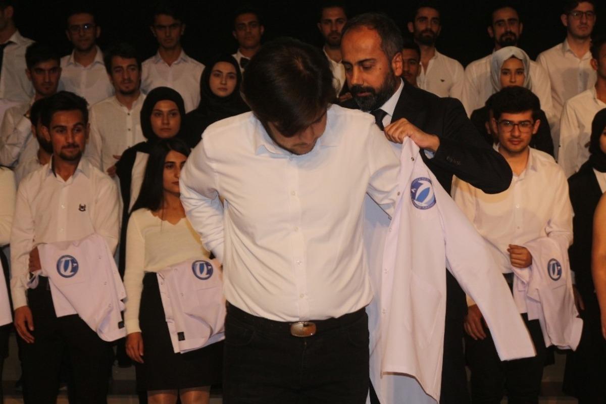 Van&rsquo;da geleceğin diş hekimlerine beyaz &ouml;nl&uuml;k giydirildi