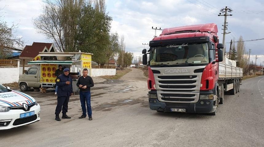 Jandarmadan kamyon şof&ouml;rlerine bilgilendirme ve sıcak &ccedil;ay ikramı