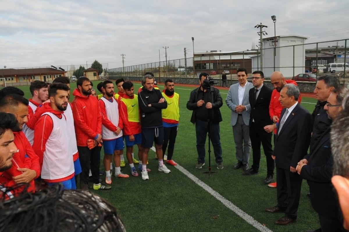 Başkan Akkaya&rsquo;dan Akşehirsporlu futbolculara baklava