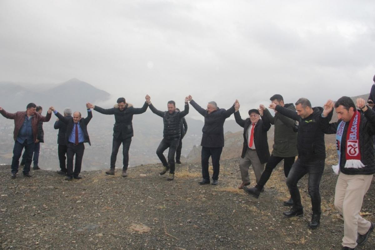 Karadeniz heyeti, Hakkari zirvesinde horun tepti