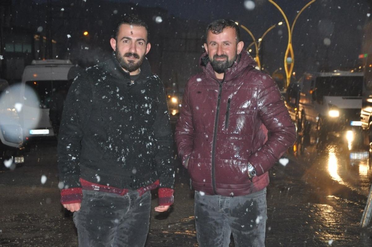 Y&uuml;ksekova&rsquo;da kar yağışı