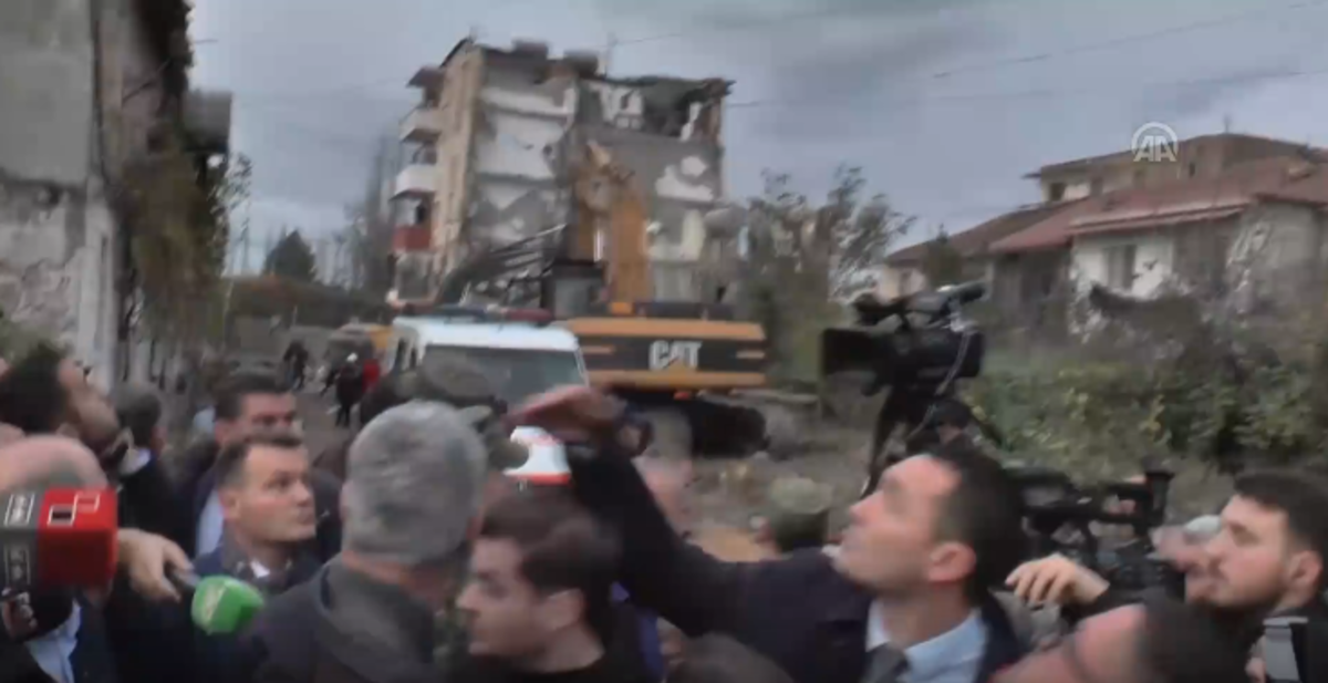 Kosova Cumhurbaşkanı Arnavutluk'ta a&ccedil;ıklama yaparken depreme yakalandı