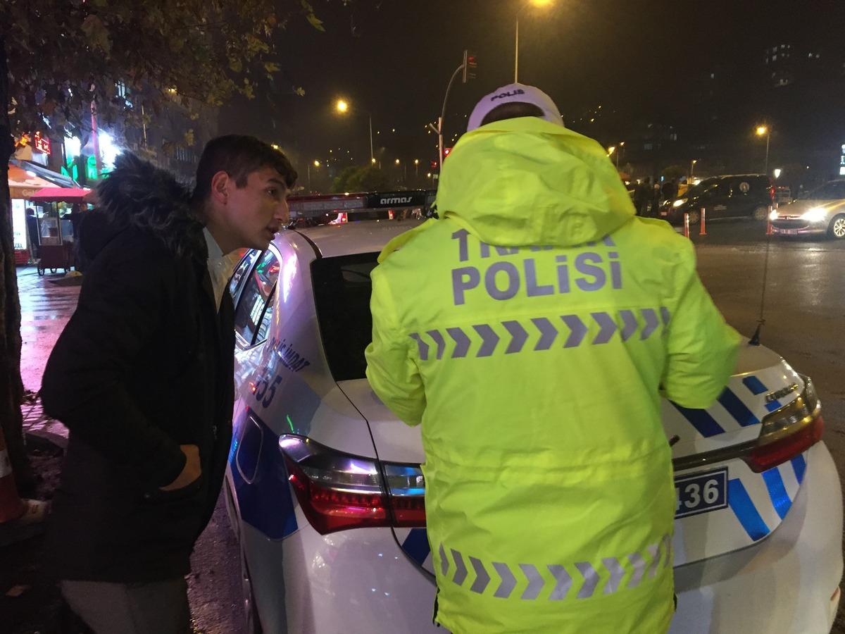 Kırmızı ışıkta ge&ccedil;tiği i&ccedil;in ceza kesilen yayadan polise: Bu ismi hi&ccedil; unutmayacağım