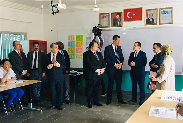 Milli Eğitim Bakanı Selçuk'tan Gine'deki Türkiye Maarif Vakfı okuluna ziyaret G1