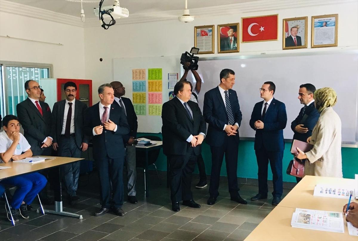 Milli Eğitim Bakanı Sel&ccedil;uk'tan Gine'deki T&uuml;rkiye Maarif Vakfı okuluna ziyaret