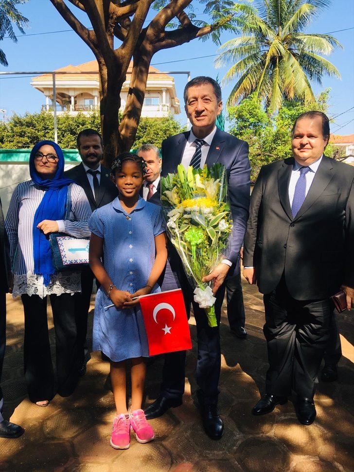 Milli Eğitim Bakanı Selçuk'tan Gine'deki Türkiye Maarif Vakfı okuluna ziyaret G3