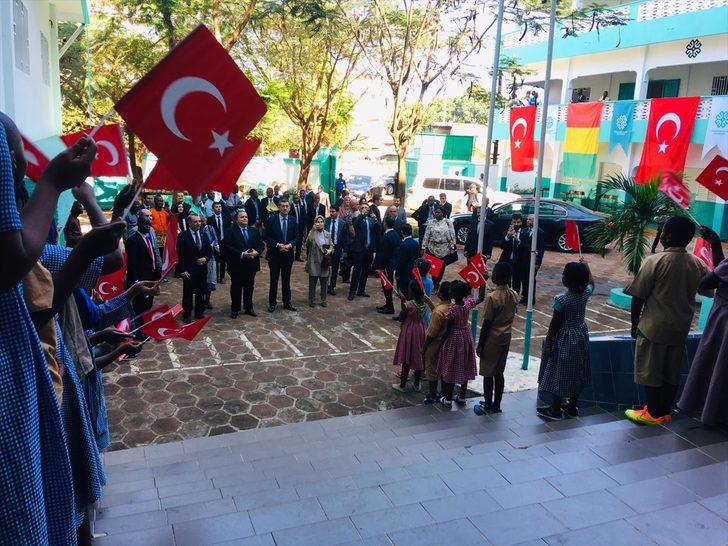 Milli Eğitim Bakanı Selçuk'tan Gine'deki Türkiye Maarif Vakfı okuluna ziyaret G4