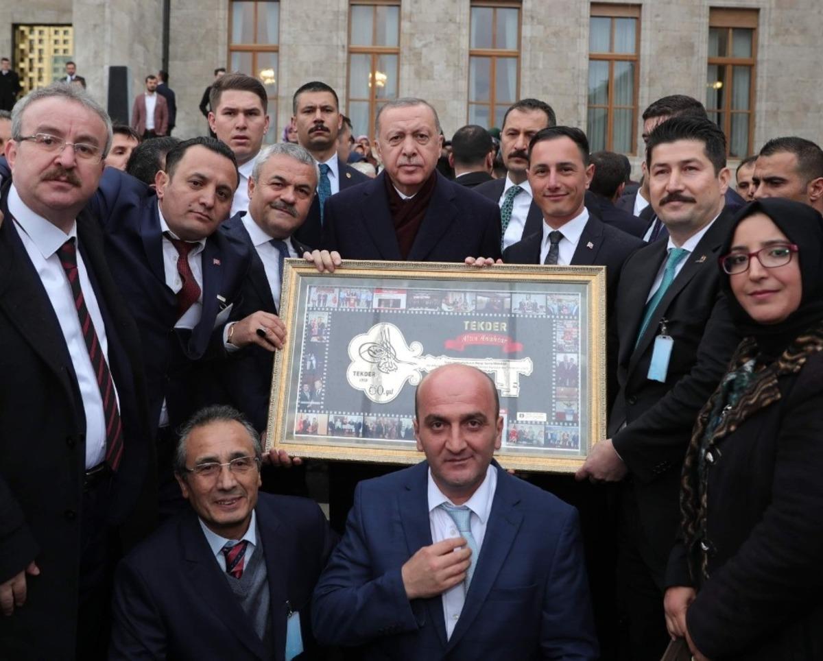TEKDER&rsquo;den Cumhurbaşkanı Erdoğan&rsquo;a altın anahtar işlemeli tablo