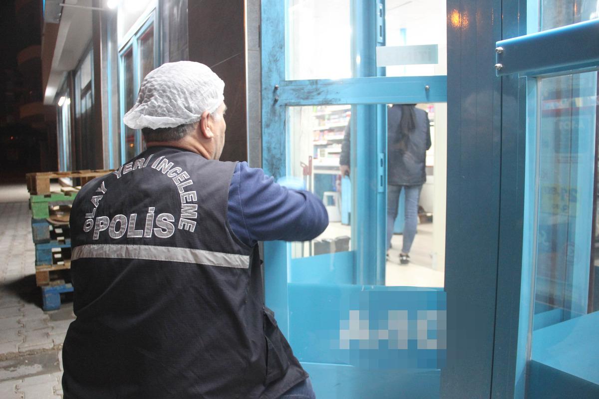 T&uuml;fekli iki soyguncu, marketteki paraları alarak ka&ccedil;tı