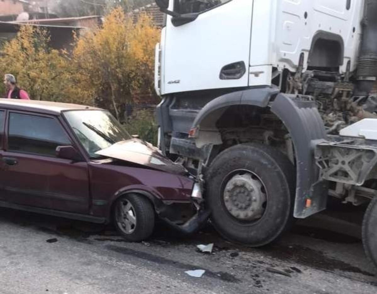 Nazilli&rsquo;de beton mikseri ile otomobil kafa kafaya &ccedil;arpıştı; 1 yaralı