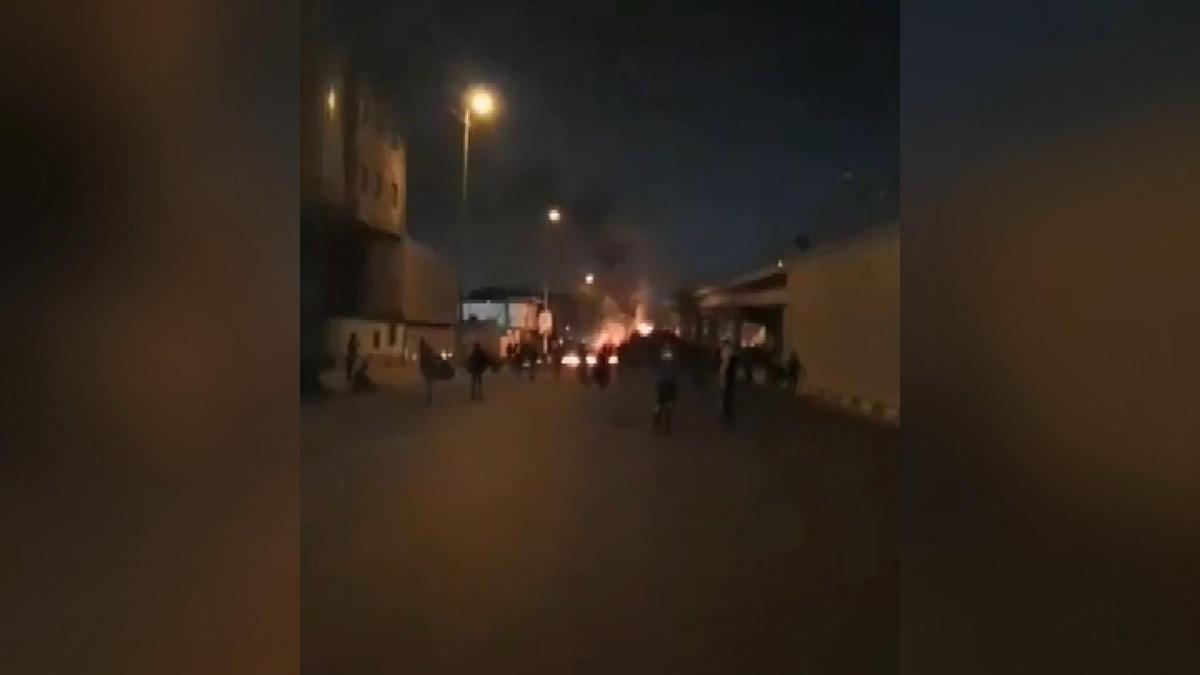 Irak'ın Necef kentinde g&ouml;stericiler İran Başkonsolosluğu'nu ateşe verdi