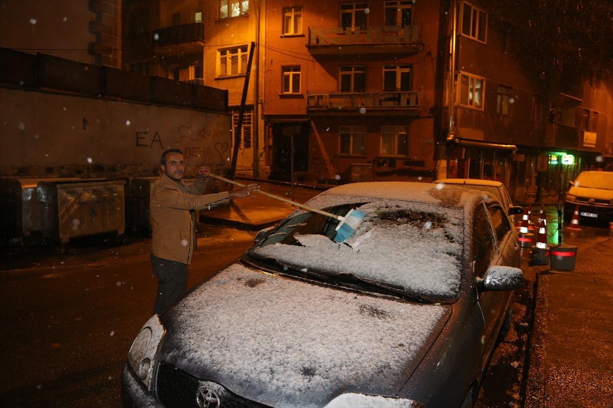 Erzurum ve Kars'ta kar yağışı kentleri beyaza b&uuml;r&uuml;d&uuml;