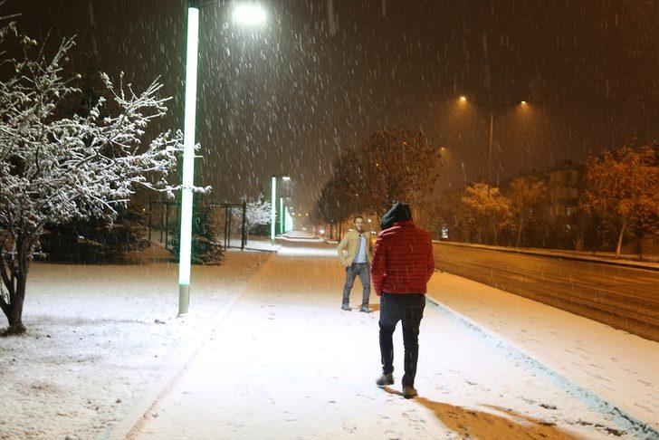 Erzurum ve Kars'ta kar yağışı kentleri beyaza bürüdü G2